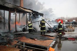 Мощнейший пожар на деревообрабатывающем заводе в Пушкине