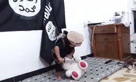 "Малыш из ИГИЛ", отрезающий голову игрушечному мишке, шокировал интернет. ВИДЕО 