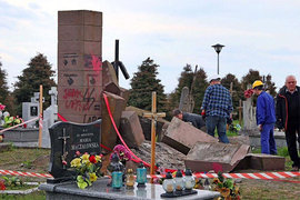 'Достали, скакуны!': власти Польши сносят украинские памятники
