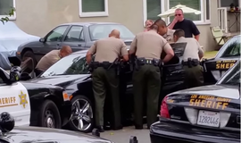 Полицейские в США выпустили 50 пуль в больного мужчину на глазах у его семьи. Видео