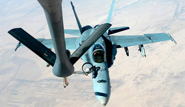 F-18E. Дозаправка в воздухе