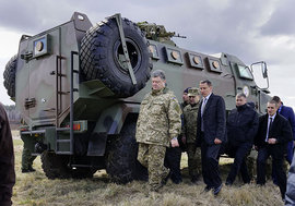 Порошенко одолевает безработицу танками и БТР