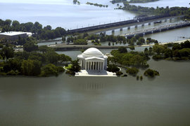 Фешенебельный Майами столкнулся с угрозой затопления в ближайшие десятилетия. Как говорят ученые, город и окрестности ждет бедствие, достойное упоминания в Ветхом Завете