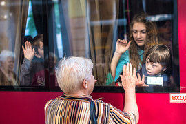 Бабушка провожает внуков