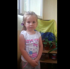 Шокирующее видео: Украинский ребенок показывает, как будет "резать русню"