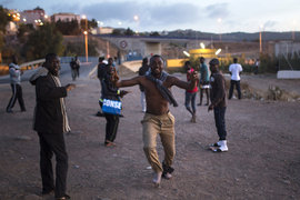 Беженцы зашили себе рты в знак протеста против ограничений въезда в ЕС