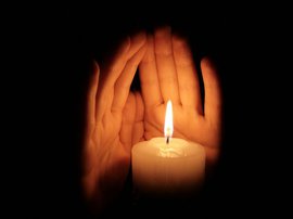 руки у свечи