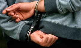 Малолетний развратник раздевает женщин-жертв прямо на улице