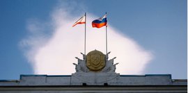 Развивающиеся флаги России и Крыма