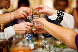 Алкоголь разжигает аппетит и откладывается на боках