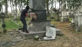 Поляки снесли памятник бойцам УПА. ВИДЕО