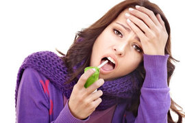 Знаете, какое самое частое простудное заболевание в жаркие летние дни? Не поверите, но это – ангина. А что вы хотите? Мороженое, ледяное питье, прохладный ветерок из окна автобуса или машины… 