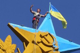 ФБ: "Вандалу, повесившему флаг Украины на столичной высотке, - пожизненный срок"