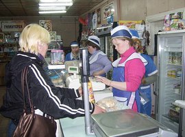 Впервые за 5 лет россияне стали меньше покупать еду и сигареты