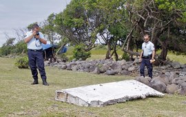 Эксперты в Австралии проверят принадлежность найденного в Мозамбике обломка самолета