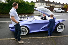 Автомобиль, сделанный из хлама