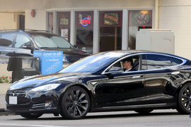 Первая леди Эстонии без стеснения целовалась с молодым поклонником в кафе