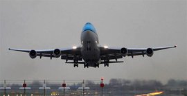 В аэропорту Симферополя пассажирам предложили лететь на горевшем на взлетной полосе лайнере