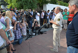 Реакция большинства западных СМИ на поездку Владимира Путина в Крым удивила многих наблюдателей: 