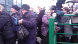 Позорная давка за тортом в Запорожье: Блины бы они грызли вместе с лопатами: