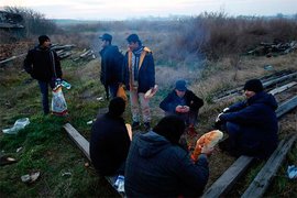 Беженцы прорвали полицейский кордон, чтобы попасть в Македонию 
