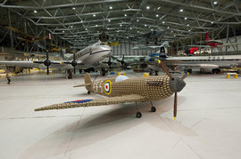 Истребитель из коробок для яиц