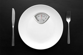 голодание, весы, столовые приборы