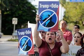 The Hill пугает: В случае победы Трампа 25% американцев сбегут из США