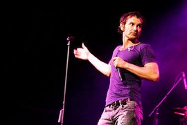 Украинские деятели искусства начинают сомневаться  - а так ли уж нужен был стране Евромайдан? Пара примеров: