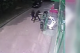 Простые прохожие спасли расстрелянных грабителями клиентов "Сбербанка". ВИДЕО