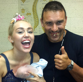 Майли Сайрус, вставные зубы