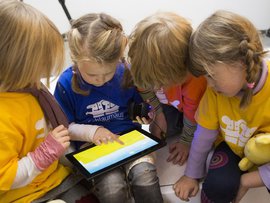 Психологи выяснили, каким именно образом гаджеты мешают детям общаться и учиться