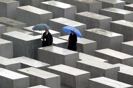 Послу США в Польше пришлось извиняться за главу ФБР, обвинившего Европу в Холокосте