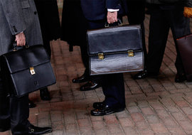 Госслужащим предлагают запретить выезд за рубеж