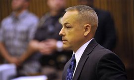 Американский полицейский Джозеф Уикли, убивший 7-летнюю девочку во время шоу, возвращается на службу