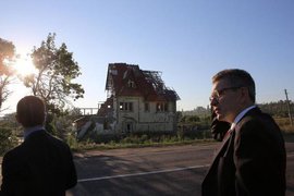Полуразрушенный Донбасс вчера днем посещал "хозяин Украины", как назвал его бывший премьер-министр Николай Азаров - посол США Джеффри Пайетт