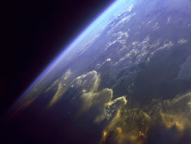 Камера на МКС зафиксировала НЛО