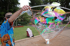 Джастин Мэлони, мыльный пузырь