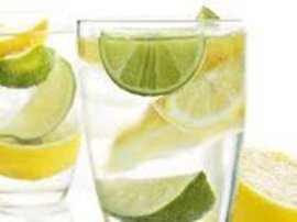 вода с лимоном, натощак, иммунную систему, витамин С, иммунитет, для работы мозга, нервной системы, до завтрака, лимонный сок, печени, для похудения, мочевая кислота, простуды, гриппа, сбросить вес, суставов 