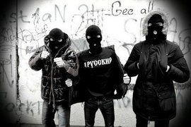 ОМОН жестко разогнал вечеринку в день рождения Гитлера. Одному даже сломали "зигу"