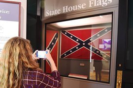 Amazon уличили в двойных стандартах: интернет-магазин не продает флаги Конфедерации, но оставил символику с Гитлером