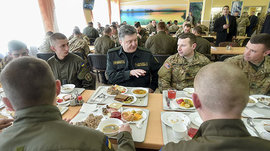 После того, как в Интернет попали фотографии с торжественного обеда Петра Порошенко с американскими военнослужащими, на президента Украины обрушился шквал насмешек