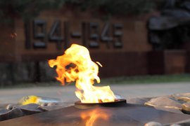 Дикий случай произошел в Ростовской области: местный житель потушил Вечный огонь на главной площади и разобрал часть мемориала, чтобы достать упавший внутрь мобильный телефон