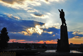 Жители Запорожья вернули на постамент ранее "свергнутого" Ильича. ВИДЕО