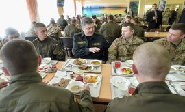 Визит президента Украины Петра Порошенко к солдатам США стал поводом для жутких насмешек в интернете