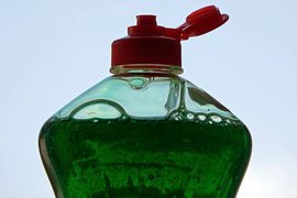 Эксперт Михаил Мандалян рассказал Pravda.Ru, как сильно по рынку ударит изъятие из продажи иностранной бытовой химии