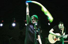 Поклонник Земфиры рассказал, зачем он передал ей флаг Украины на концерте в Тбилиси