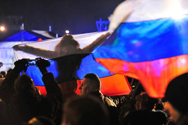 Люди с российскими флагами