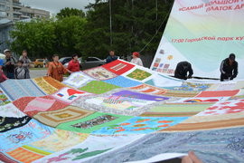 Сибирские рукодельницы поставили рекорд, сшив огромный платок