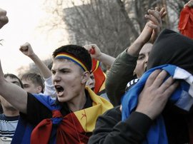 В Кишиневе под флагами Евросоюза прошел митинг с требованием объединения Молдавии с Румынией
